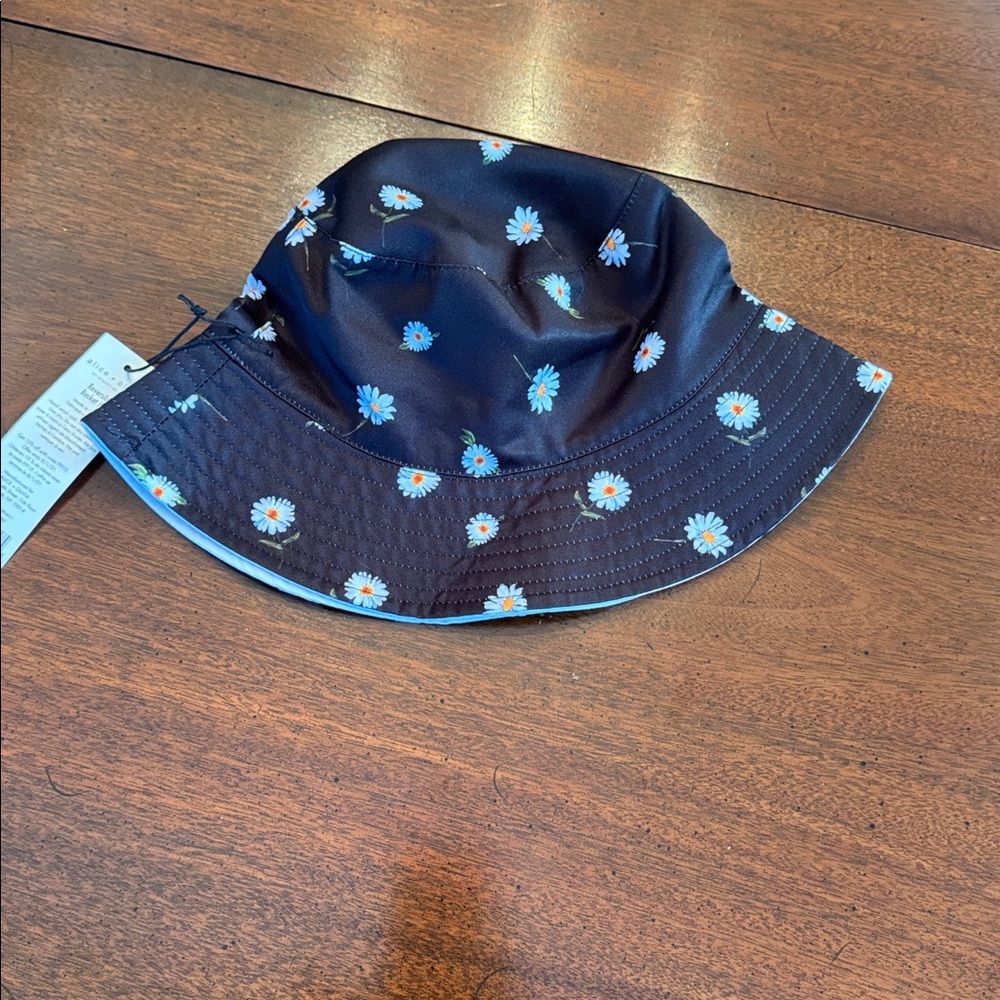 Alice + Olive Duffel Bag black with daisies + bucket hat - Picture 6 of 9
